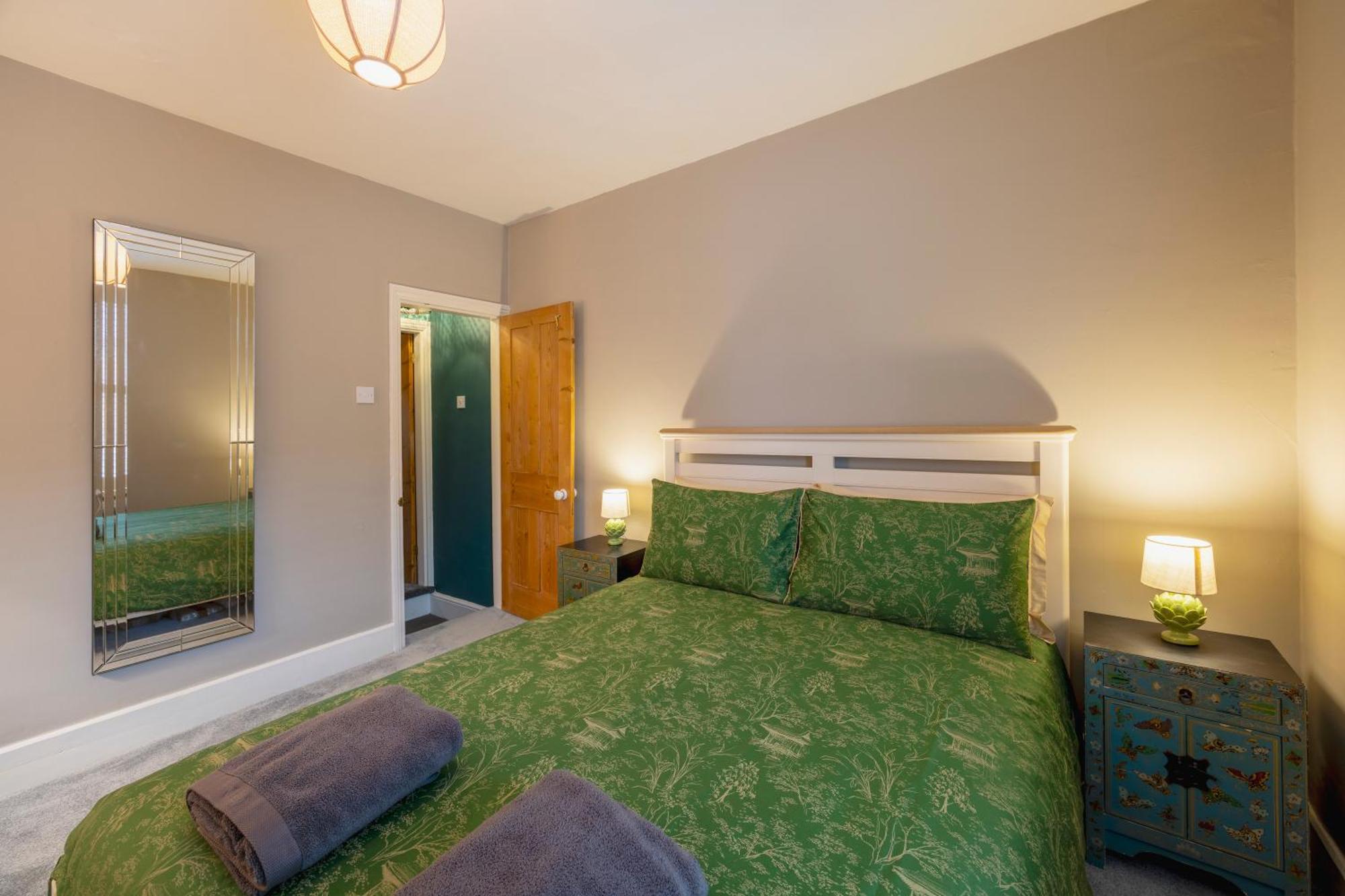 Holiday home Centre Luxury House - Garden Oasis, Kingsize Beds *